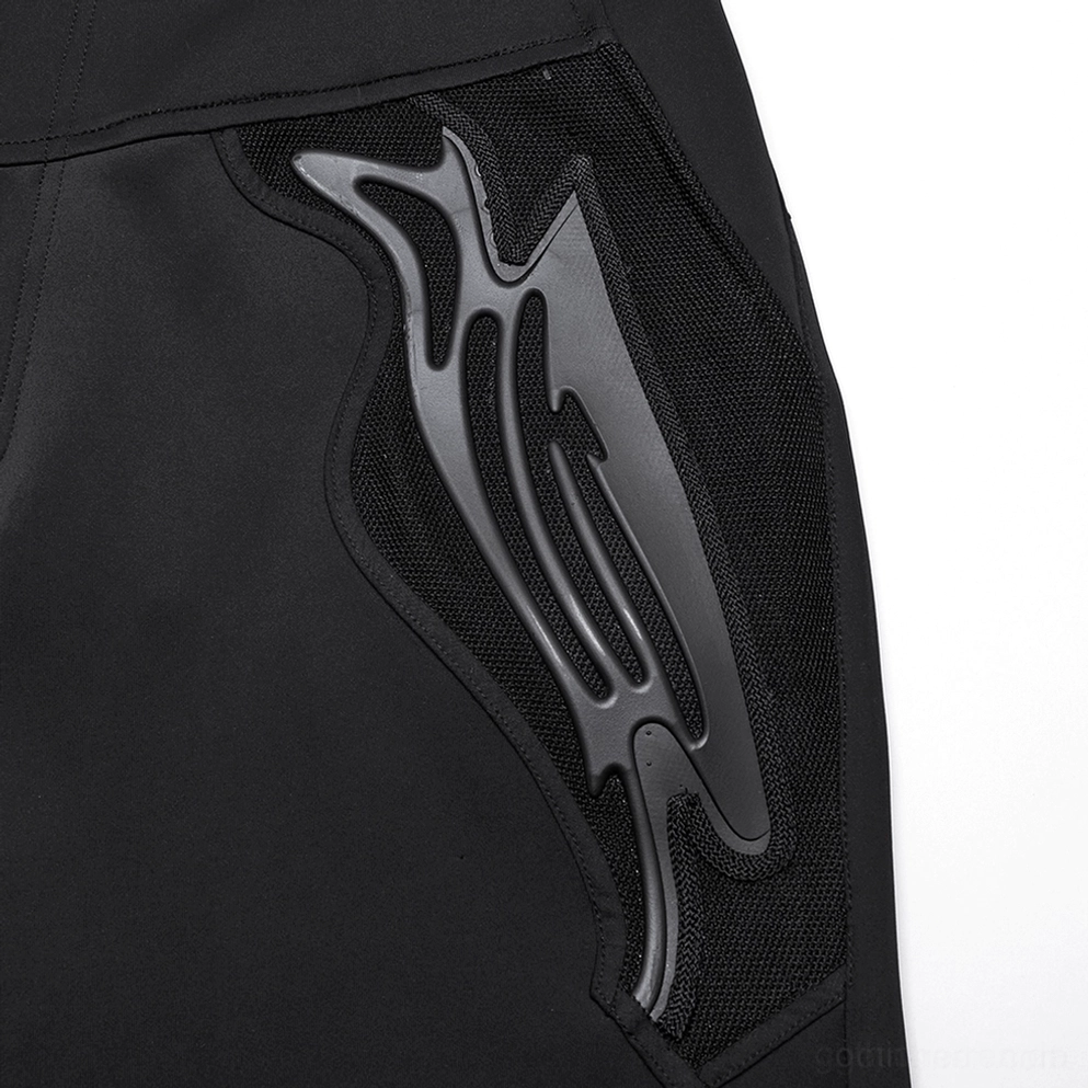 3D metallische Flammen-Applikation auf Netzunterlage – extreme Nahaufnahme zeigt Rivet und Textur-Details der schwarzen Cyberpunk Hose