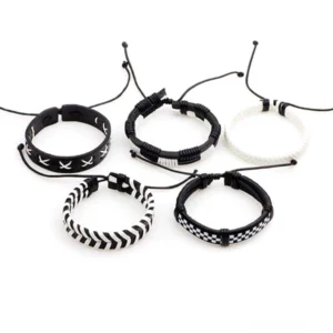 Fünf-teilige verstellbare geflochtene Gothic Armband Kollektion in Schwarz, Weiß und Creme-Tönen – Aufsicht flache Produktlage