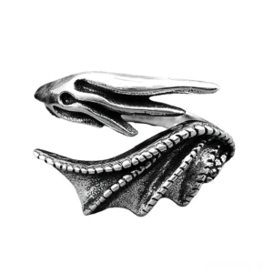 925er Sterlingsilber Drachenflügel Gothic Ring mit gravierten Schuppen und antiker Silberfinish - Linke Schrägansicht