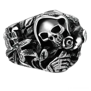 925er Sterlingsilber gotischer Totenkopf Ring mit geschnitzten Blüten- und Kreuzdetails, antikierte Silberoberfläche, Vorderansicht auf weißem Hintergrund, Memento-Mori-Design