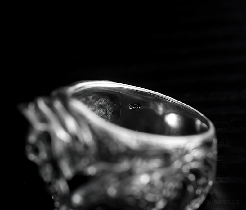 925er Sterlingsilber gotischer Ring Innenseite Nahaufnahme mit Punzengravuren und Authentizitätsstempel auf schwarzem Hintergrund, zeigt Handwerkliche Qualität