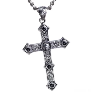 925er Sterlingsilber Totenkopf Kreuz Gothic Anhänger Frontansicht mit ornamentalem Schnitzwerk und zentralem Totenkopf-Motiv, Unisex Biker Halskette mit authentischer Patina