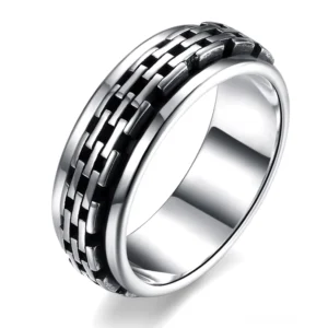 925er Sterlingsilber Kettenglied Biker Ring mit schwarzer antiker Oberfläche, seitliche Schrägansicht mit detaillierter geflochtener Textur und gotischer Ästhetik