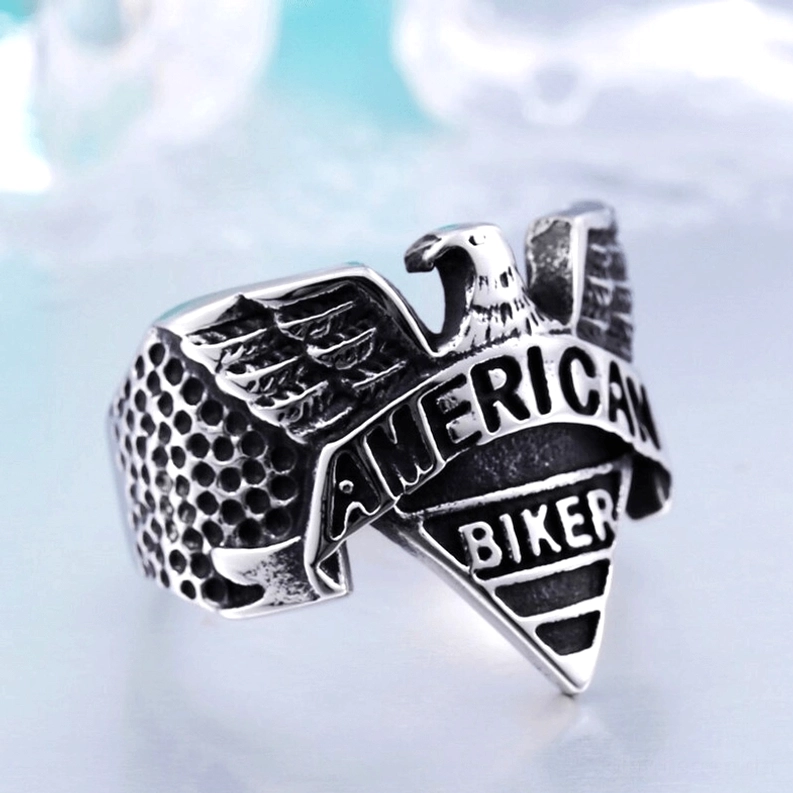 Gothic Adler Ring Zweifarbdesign Betonung - zeigt Gold- und Silbermetallmischung und Adlerdetails des Siegelrings