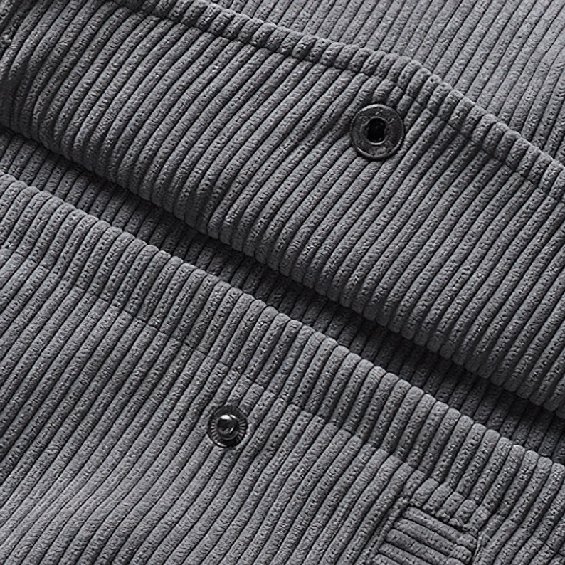 Ärmel und Manschetten Konstruktion der Cordsamt Winter Jacke – Gerippter Abschluss und Qualitätsfertigung für Gothic Subkultur Mode