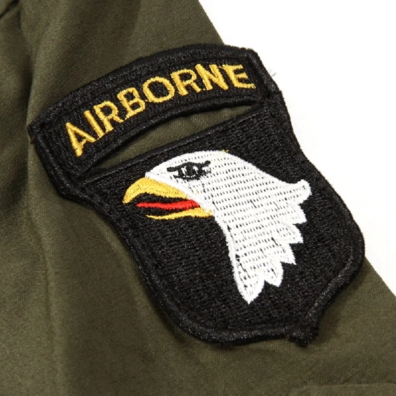 Nahaufnahme Detail des gestickten Airborne Military Patches – Adlerkopf-Stickerei auf olivgrünem Stoff-Basis