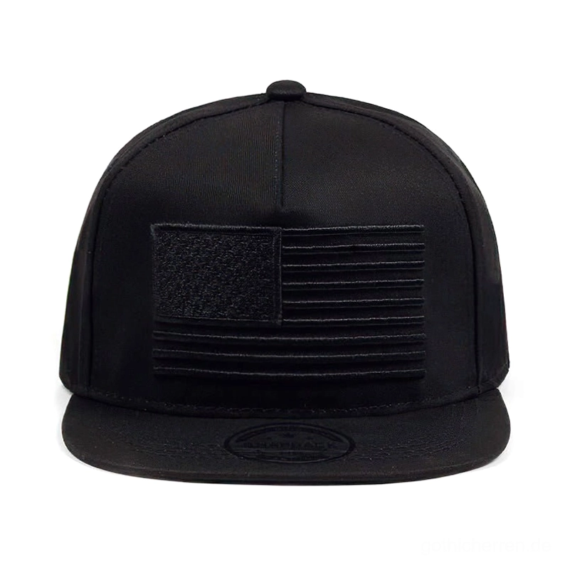 Vollständig schwarze Gothic Snapback Kappe mit zentriertem tonalen USA Flag Stickerei Design, Vorderansicht, Streetwear Flat-Brim Silhouette, Alternative Fashion