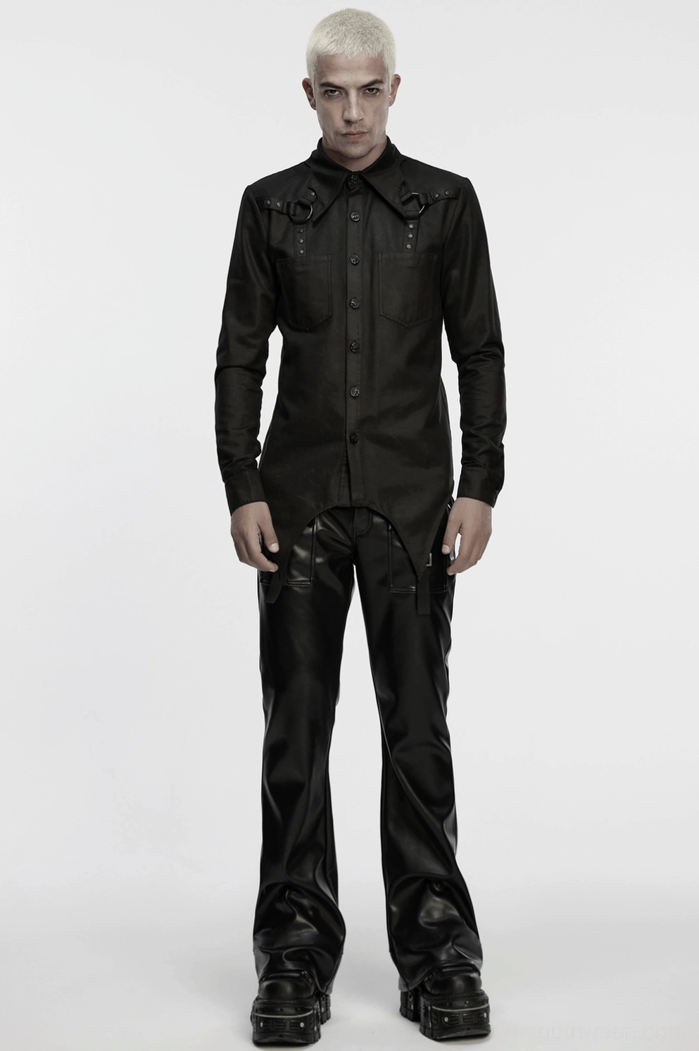 Alternative Gothic-Herrenmode - schwarzes Kunstlederhemd mit asymmetrischem Design und D-Ring-Schultergurt-Details für moderne Goth-Ästhetik