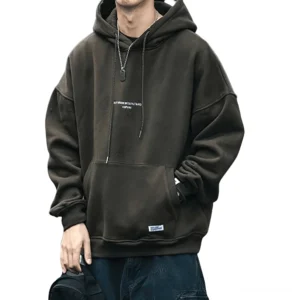 Übergroßer olivgrüner Gothic Kapuzenpullover mit verstellbarem Drawstring, Letter Print und verstärkten Saumbündchen, getragen von männlichem Model mit urbaner Alternative Ausstrahlung – Alternative Fleece Hoodie in Grün