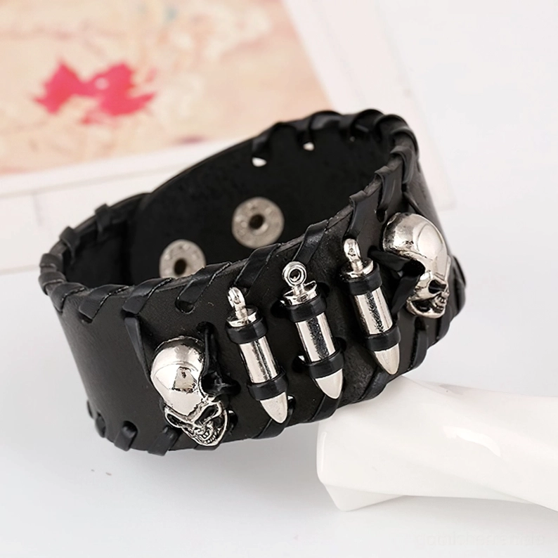 Schwarzes geflochtenes Leder Gothic Armband mit Totenkopf und Kugel-Metallverzierungen, schräge Seitenansicht zeigt Textur und handwerkliche Verarbeitung