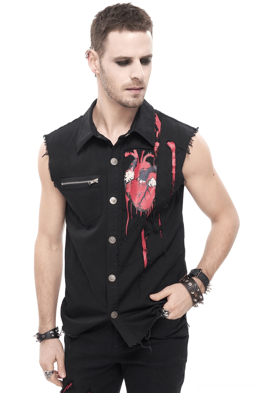 Schwarzes gotisches Muskelshirt mit anatomischem Herz-Print und zerrissenen Armlöchern, Vorderansicht auf männlichem Model, Studio-Setting mit Punk-Accessoires