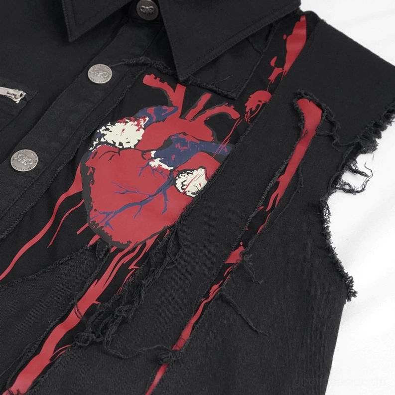 Anatomische Herz-Print-Detail mit rotem Tropfen-Effekt und zerrissenen Fabric-Kanten auf schwarzem gotischem Muskelshirt, viszerale emotionale Grafik