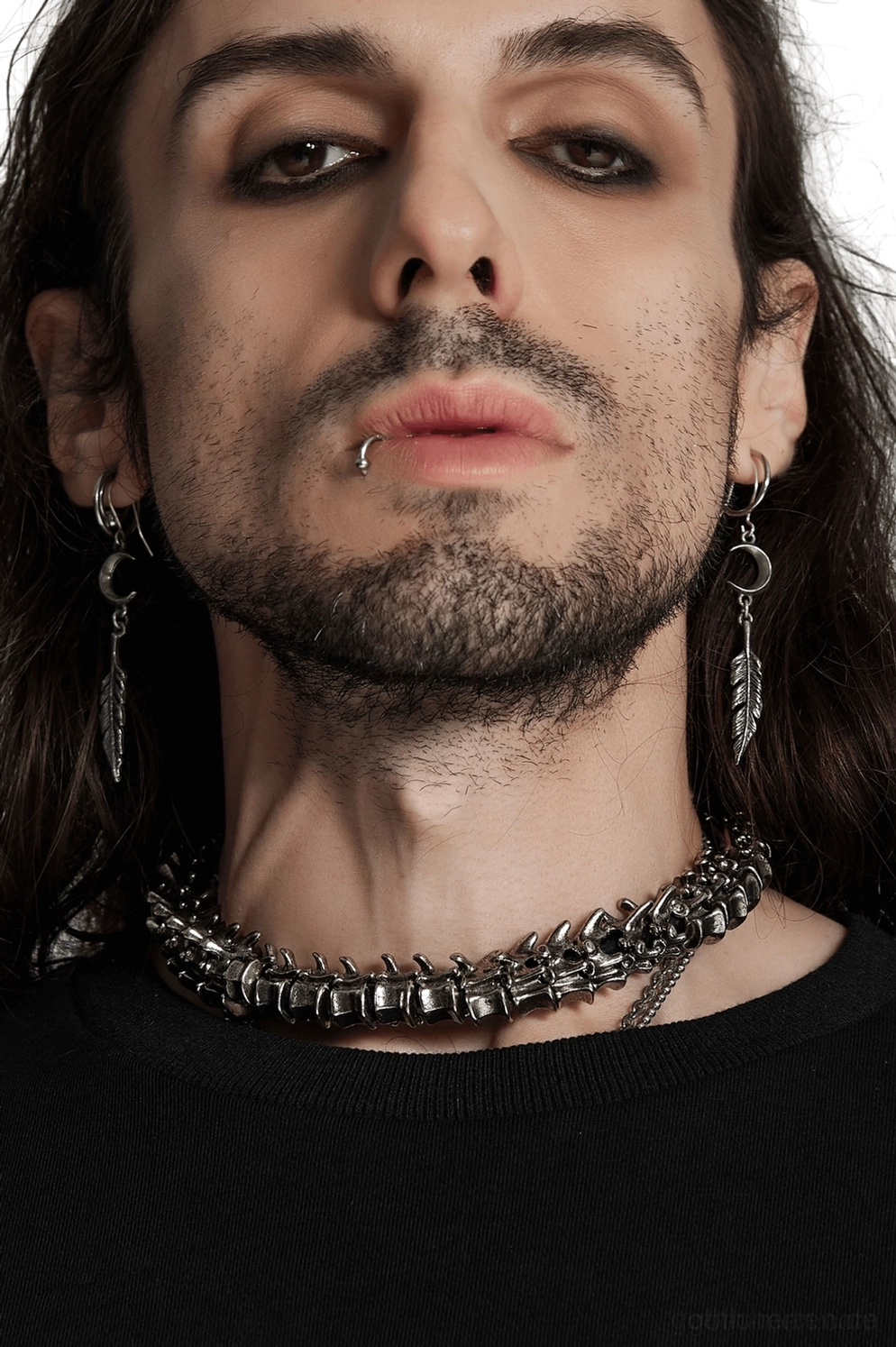 Anatomisches Wirbelsäulen-Halsband in Dunkelsilber, frontale Nahaufnahme am männlichen Modell zeigt detaillierte Wirbelknochenverbindungen und gealte Silber-Patina an der Halsgrundlage