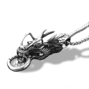 Antik-silberner Drachenkopf-Anhänger im Seitenprofil mit detaillierter Gravur, Gothic Edelstahl Halskette mit Weizenglied-Kette, dunkle Mystik Schmuck