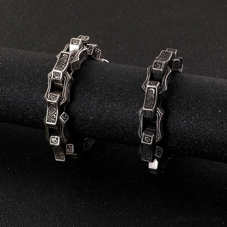 Antike gothic Herrenarmbänder Seitenansicht – schwarze Samtbox Präsentation zwei Farbvarianten Ausstellung