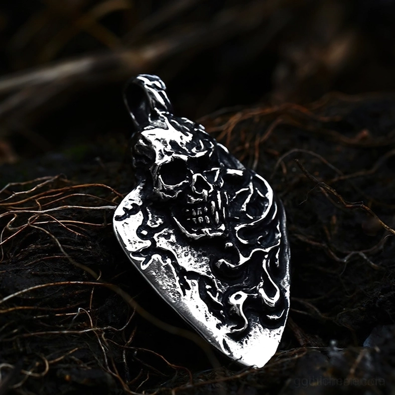 Antike Silber gravierte Totenkopf Gitarrenpick Anhänger Seitennahaufnahme mit verwitterter metallischer Oberfläche Gothic Schmuck