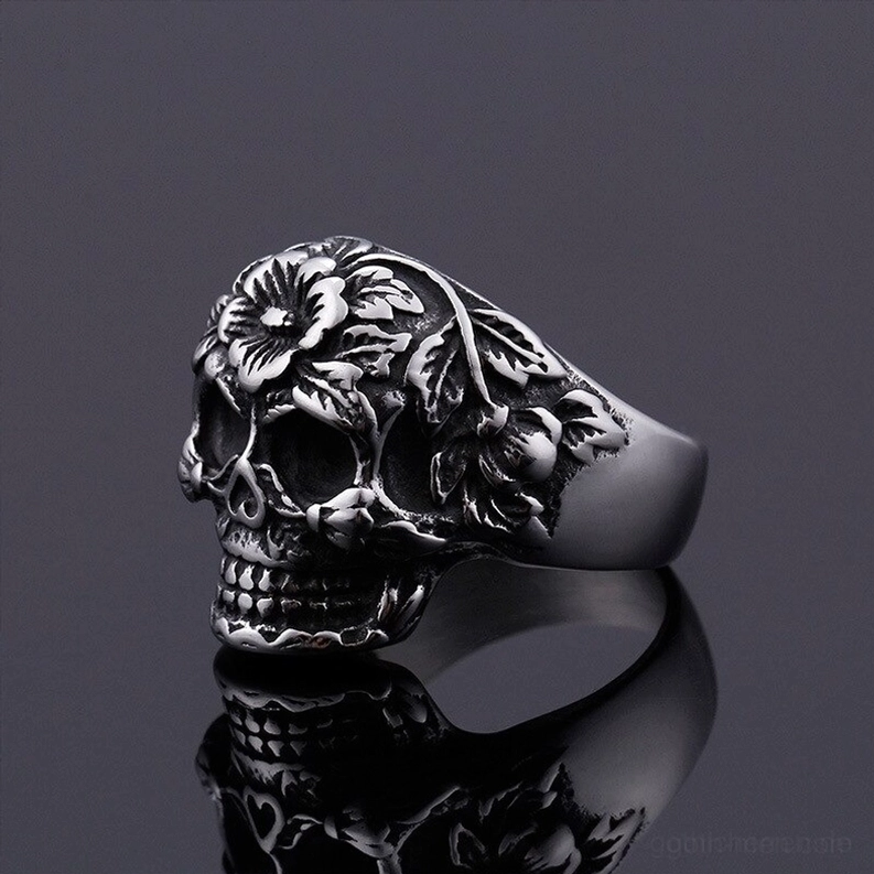 Antiker-Stil Blüten-Totenkopf-Ring aus Edelstahl, Dreiviertel-Ansicht, detaillierte Blumenverzierungen, gealterte Vintage-Textur, dunkles Silber-Finish, Alternative-Schmuckstück, gotische Handwerkskunst