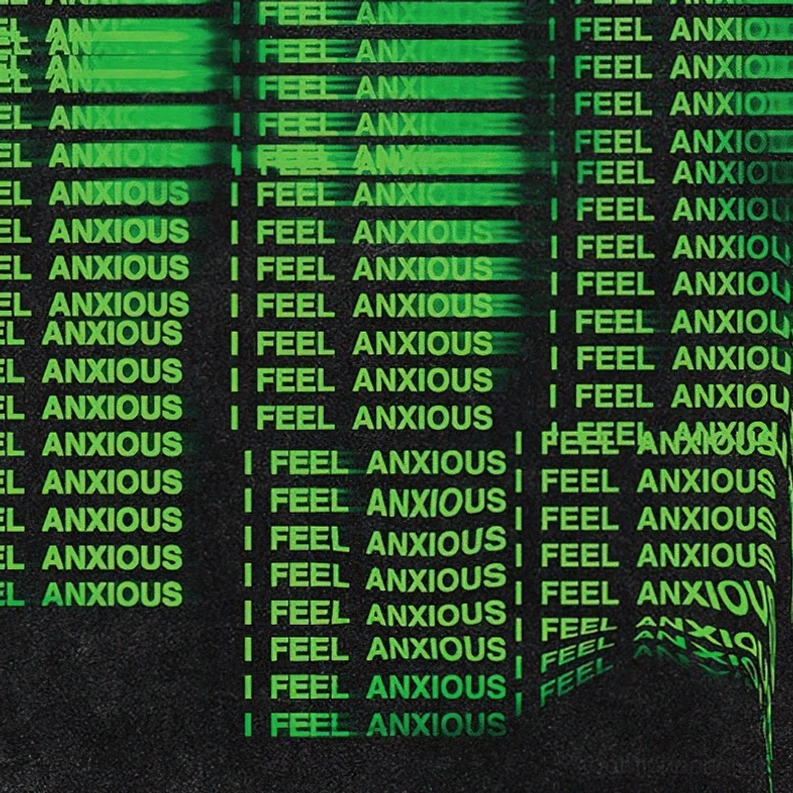 Detaillierte Nahaufnahme des grünen Gradient-Anxiety-Slogan-Drucks mit Motion-Blur-Effekt auf schwarzem Gothic T-Shirt