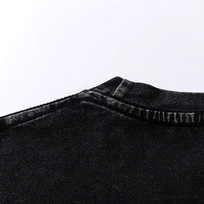 Schulter- und Überschnitt-Detail des schwarzen Washed-Baumwoll-Anxiety Print Gothic T-Shirts mit sauberer Doppelnaht