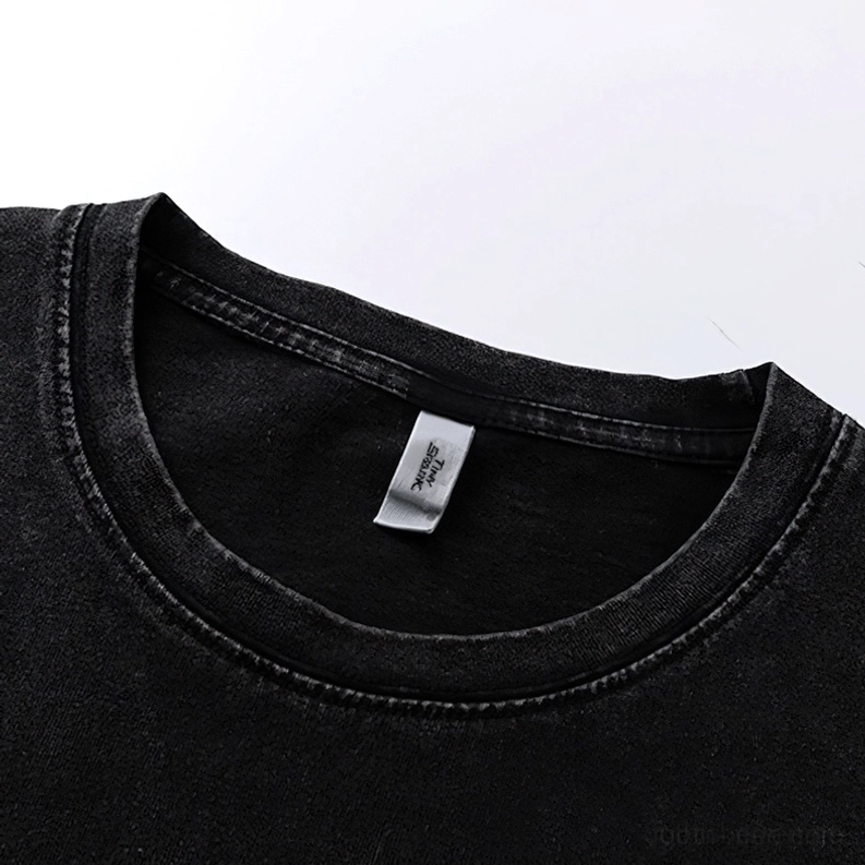 Nahaufnahme des doppelt gesäumten O-Neck Crew-Kragens mit Marken-Hang-Tag am schwarzen Anxiety Print Gothic T-Shirt