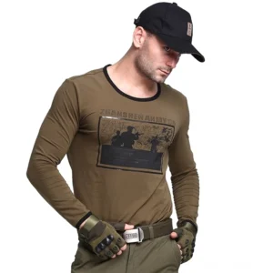 Herren Armee-Grün Gothic Combat Langarm Pulli mit ZHANSHEN AH MY 05 Soldat-Graphic Print auf Brust, schwarzem Rundhals-Binding und schwarz gebundenen Manschetten, getragen mit schwarzer Baseball-Cap und fingerlose Tactical-Handschuhe, weiße Studio-Kulisse