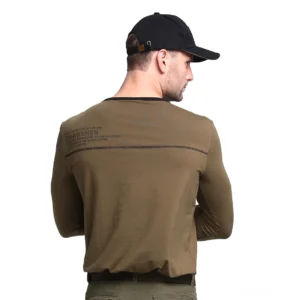 Rückansicht Herren Armee-Grün Tactical Langarm Pulli mit dezenten Back-Print und horizontalem Dekorstab, schwarzer Rundhals-Binding, tailierter Schnitt, weiße Studio-Kulisse