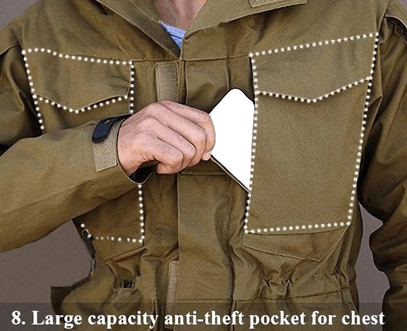 Nahaufnahme Detail große Anti-Diebstahl Brusttasche auf Armee-grüner taktischer Gothic Jacke mit verstärkten Nähten und Zierstichen