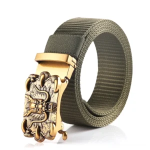 Armeebeige Gothic Nylon Gürtel mit antiker Bronze Drachenschnalle, Dreiviertelansicht zum Detailreichtum der Riemenwebung und Metallarbeit