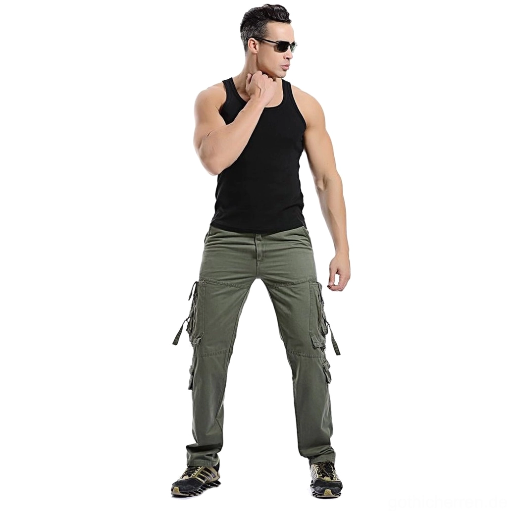 Modell trägt Armeefeige taktische Cargohose Frontansicht mit taktischen Schuhen und Sonnenbrille zur Gothic-Alternative-Mode für Herren