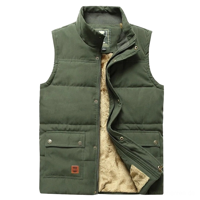 Armeegrüne Herren Gothic Cargo Weste mit Flap Cargo Pockets, zeigt Funktionalität und Detail des Stehkragens mit Fleecefütterung