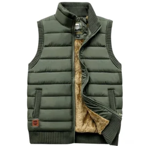 Armeegrüne Herren Gothic Fleece Weste mit Stehkragen und Pattentaschen, Vorderansicht flach gelegt, hochwertige Baumwoll-Polyester-Fleecefütterung