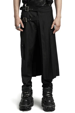 Schwarzer asymmetrischer Pleated Gothic Herrenrock mit verstellbarer Hardware-Schnalle, getragen von männlichem Model in Front-Dreiviertel-Ansicht, zeigt Struktur und Schnallen-Detail des Männerrocks