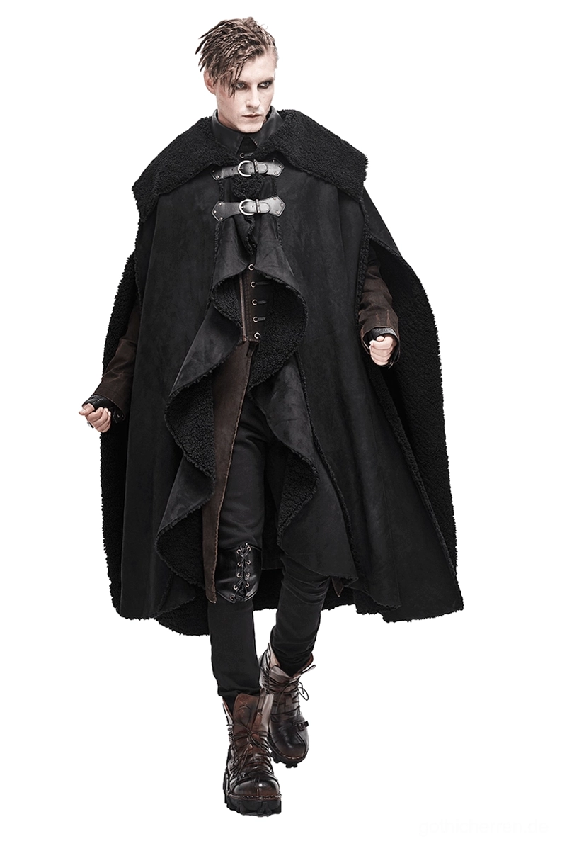 Vorderansicht des asymmetrischen schwarzen Gothic Mantels mit Schnallengurten, Fleecefutter und dramatischer unregelmäßiger Front, getragen von männlichem Model mit Kampfstiefeln