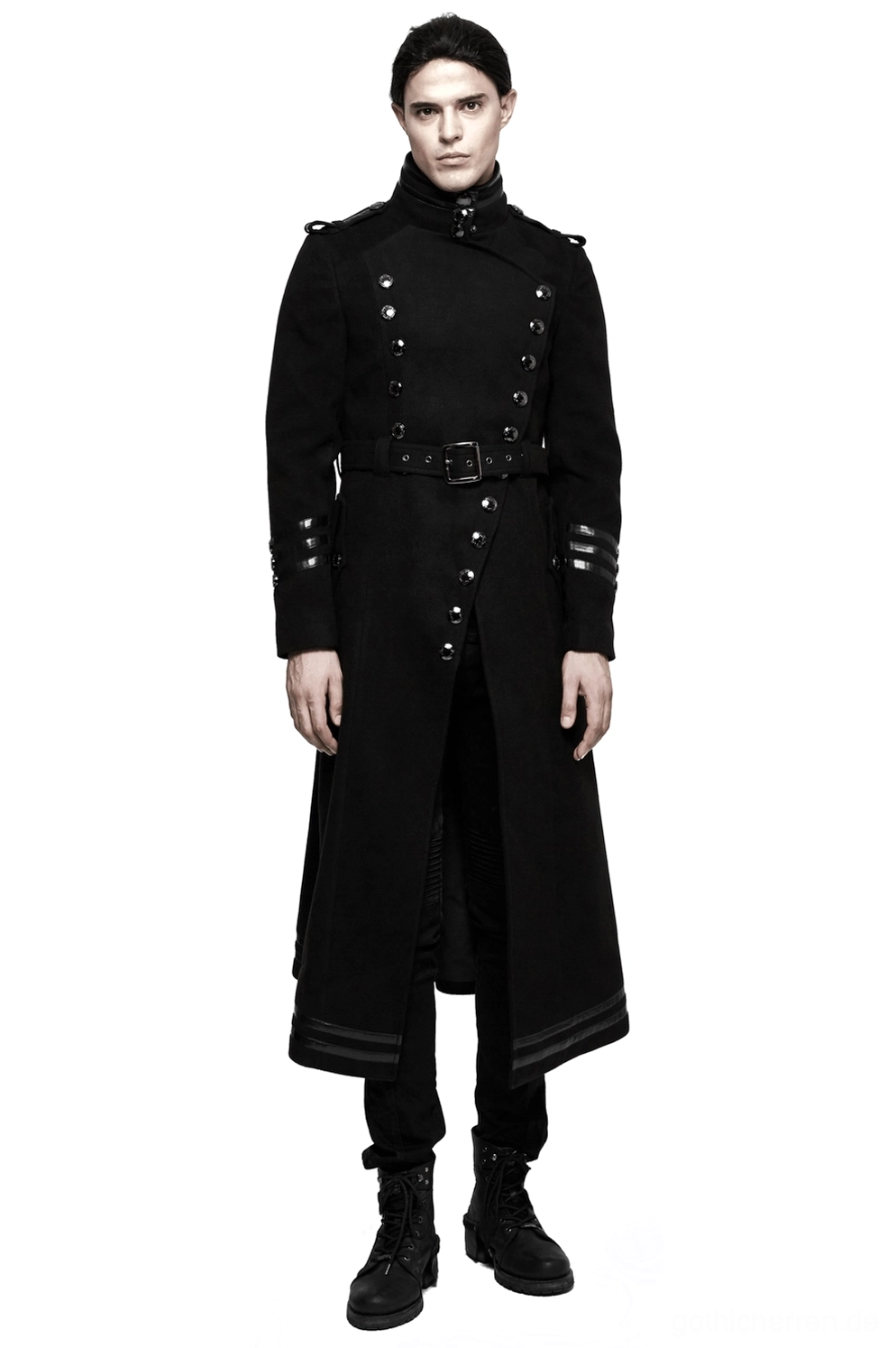 Asymmetrischer Military-Gothic-Mantel Vorderansicht volles Outfit auf männlichem Modell mit schwarzer Hose und Combat-Boots trägt schwarzen taillierten Kammgarn-Mantel mit Metallhardware und abnehmbarem Ledergürtel
