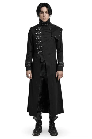 Asymmetrischer schwarzer Gothic Trenchcoat mit hohem Stehkragen und abnehmbarem Schulterstück, Frontansicht auf weißem Studio-Hintergrund mit Modell in schwarzer Alternative-Mode