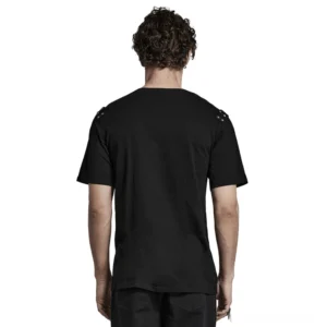 Asymmetrisches Gothic-Punk Nieten T-Shirt Rückansicht zeigt silberne Schulter-Nieten Details auf männlichem Model studio