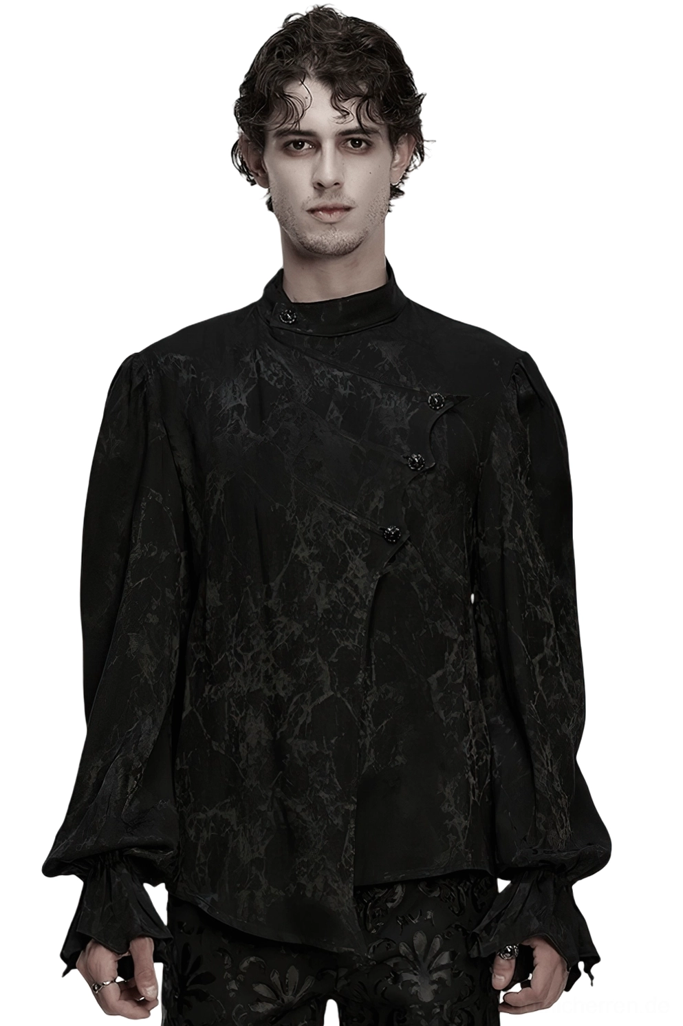 Schwarzes asymmetrisches Gothic Hemd mit Jacquard-Webstruktur, Frontansicht auf männlichem Modell, voluminöse Bischofärmel mit gerüschten Manschetten, unregelmäßige asymmetrische Blende, Stehkragen, dunkles Marmor-ähnliches Muster