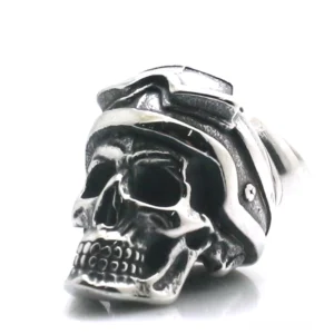 Aviator Skull Gothic Edelstahlanhänger Seitenansicht mit detailliert eingraviertem Piloten-Fliegerbrillen-Design über den Augenhöhlen und authentischer Vintage-Silber-Patina, perfekt für Gothic-Halskette