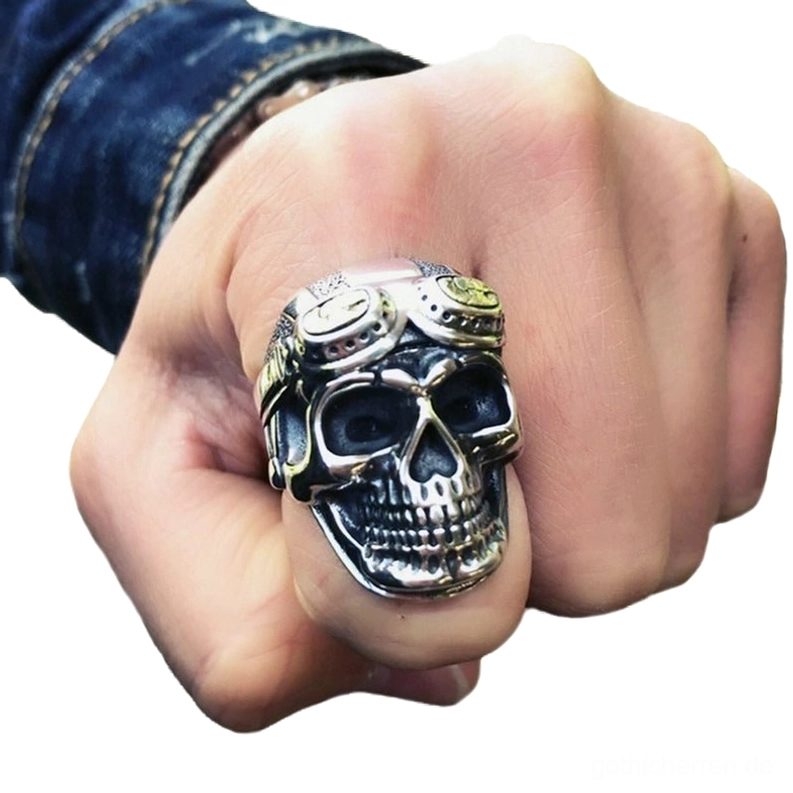 Aviator Totenkopf Ring an Hand getragen Zeigefinger Denim Ärmel Casual Streetwear Styling Gothic Schmuck