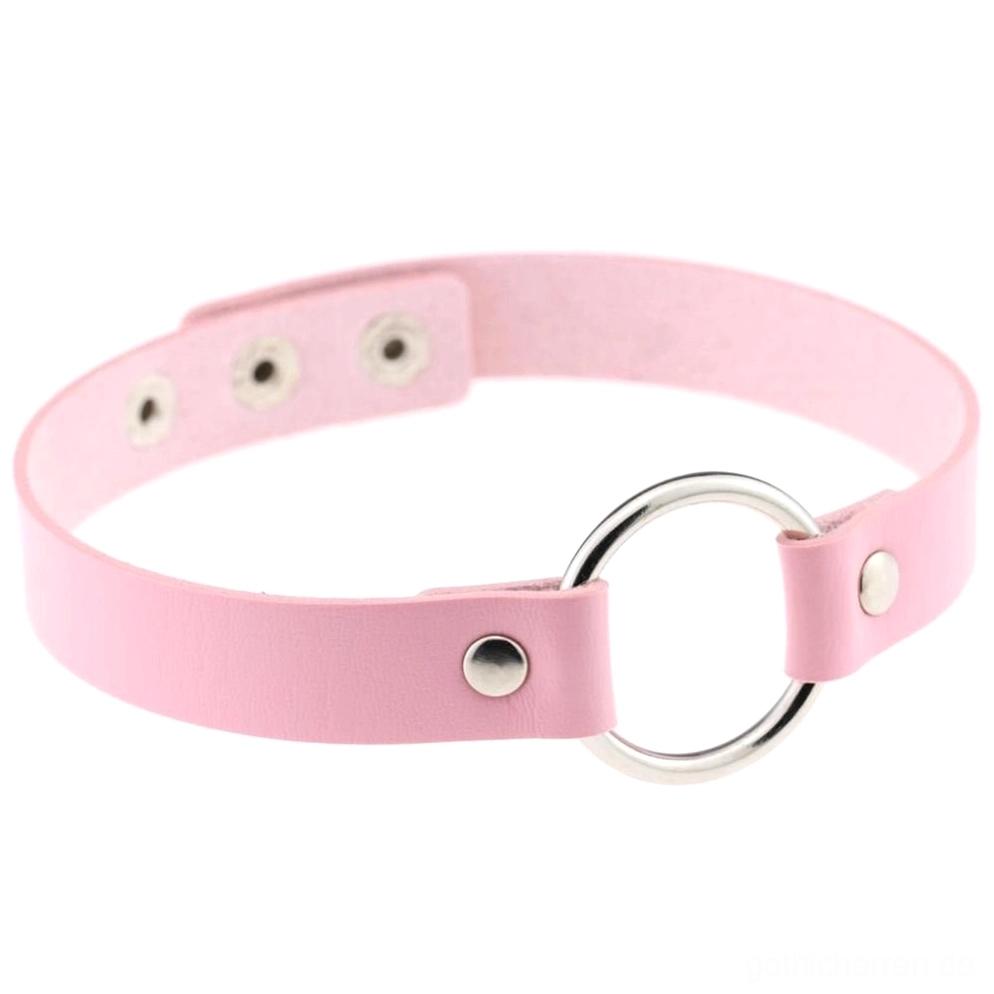 Babyrosafarbenes Gothic Choker Halsband mit verstellbarer PU-Leder-Konstruktion und glänzendem silbernem Zinklegierungs-O-Ring, Soft-Goth-Ästhetik, studio-weiße Hintergrund-Flat-Lay