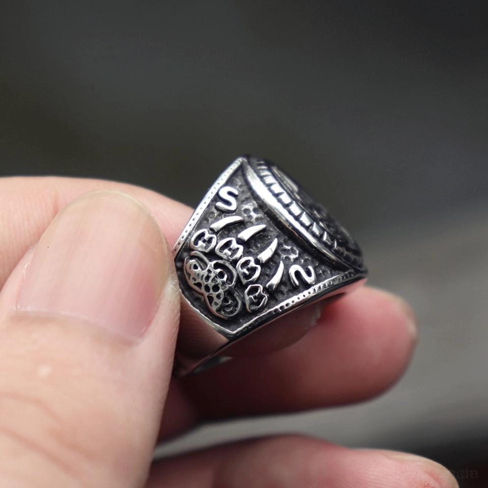 Bärenpfote Keltischer Knoten Gothic Amulett Ring – Nahaufnahme Seitenansicht auf dunklem Holzhintergrund zeigt vintage Edelstahl-Gravuren und oxidierte Patina Details