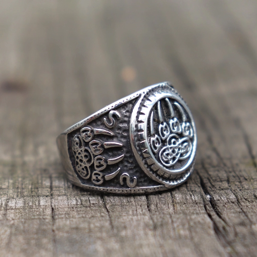Bärenpfote Keltischer Knoten Gothic Amulett Ring – linke Seite Schrägansicht Nahaufnahme auf dunklem Holztisch zeigt komplette gravierte Ring-Details und keltische Muster