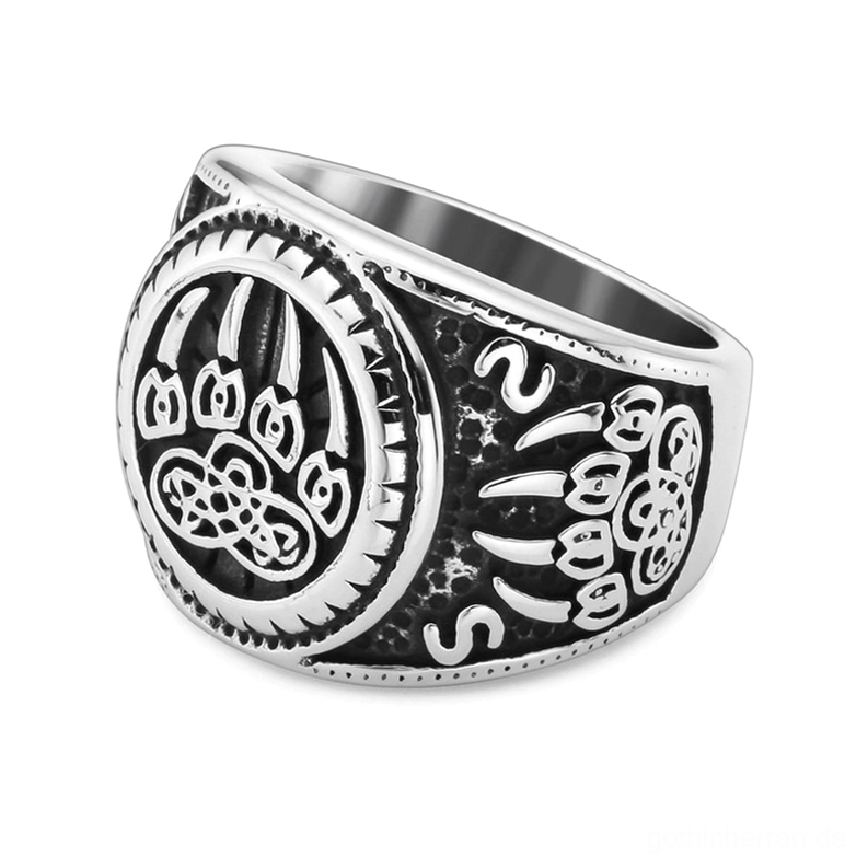 Bärenpfote Keltischer Knoten Gothic Amulett Ring aus Edelstahl – linke obere Schrägansicht mit eingravierter Bärenkralle und keltischen Knotenmuster auf vintage-silbernem Finish