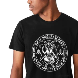 Nahaufnahme des Baphomet Siegel Grafik-Drucks auf schwarzem Baumwoll-Gothic-T-Shirt mit rituellen Symbolen und lateinischen Inschriften