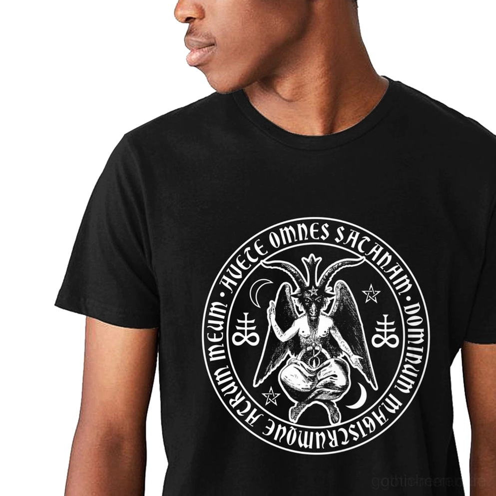 Nahaufnahme des Baphomet Siegel Grafik-Drucks auf schwarzem Baumwoll-Gothic-T-Shirt mit rituellen Symbolen und lateinischen Inschriften