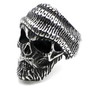 Bartschädel Beanie Ring mit gemeißeltem Barthaar und gestrickter Hutstruktur, linke dreidimensionale Profilansicht zeigt gotisches Statement-Schmuckdesign für Männer mit alterem Silberton und detailliertem Handwerk