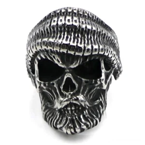 Frontansicht des Bartschädels im gestrickten Beanie Ring mit hohlen Augenhöhlen, verwitterter Silberfinish und authentischer Patina, gotisches Statement-Schmuckstück für Alternative Männer und Gotik-Enthusiasten