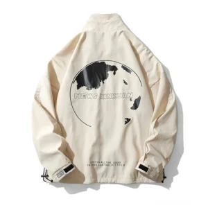 Beige Gothic Windbreaker Jacke mit kontrastierendem Erd-Grafikdruck, Rückenansicht, Stand Collar Detail, lockere Oversized-Silhouette, NEWS XINKUAN Print