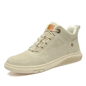 Beige Wildleder Gothic Schnürstiefel für Herren, rechte Vorderansicht aus drei Viertel-Perspektive, mit kontrastierendem Lederzungenanhänger und zeitloser Silhouette