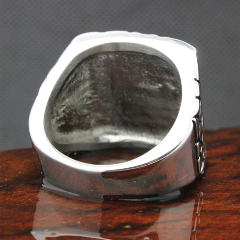 Breiter Edelstahl-Biker-Ring Innenansicht mit strukturierter Oberflächenfinish und massiver Bandkonstruktion, reflektierendes Holzoberflächen-Detail